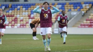 CAHN chiêu mộ tài năng trẻ Việt kiều Brandon Ly từ U21 Burnley